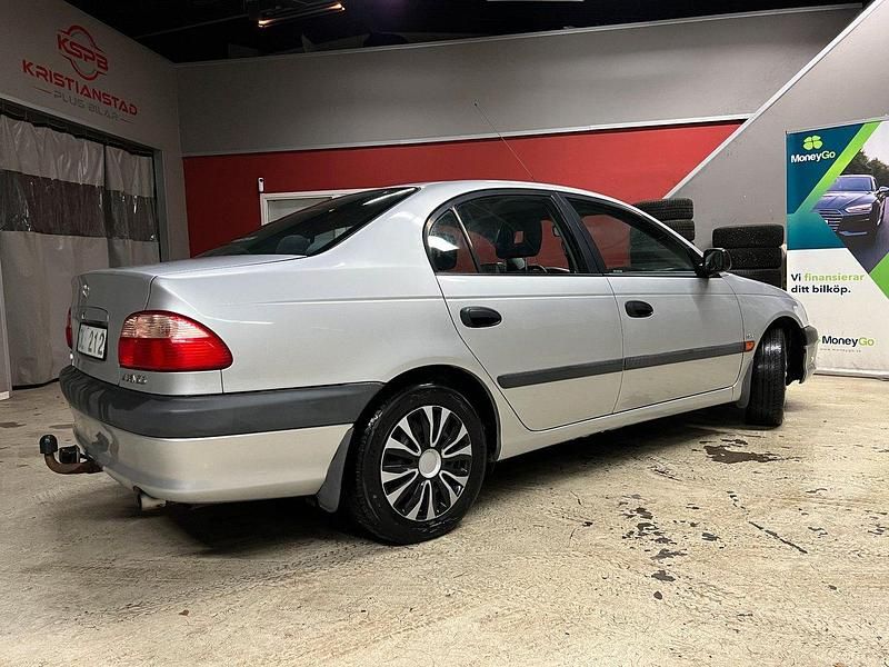 Begagnad Toyota Avensis 129 HK (94 kW) 2000 Silver Sedan