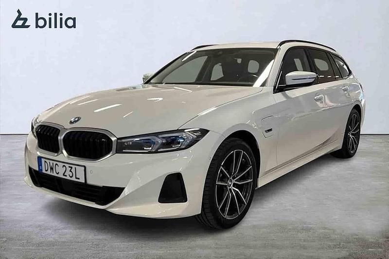 Vit Begagnad 2023 BMW 330e Kombi | 344 900 kr (Bra pris) - Bild 1/1