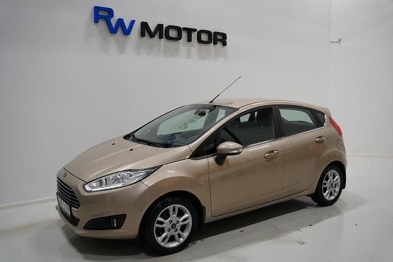 Brun Begagnad 2016 Ford Fiesta Titanium Halvkombi | 69 800 kr (Bra pris) - Bild 1/4