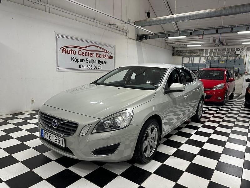 Begagnad Volvo S60 Momentum 150 HK (110 kW) 2012 Vit Sedan