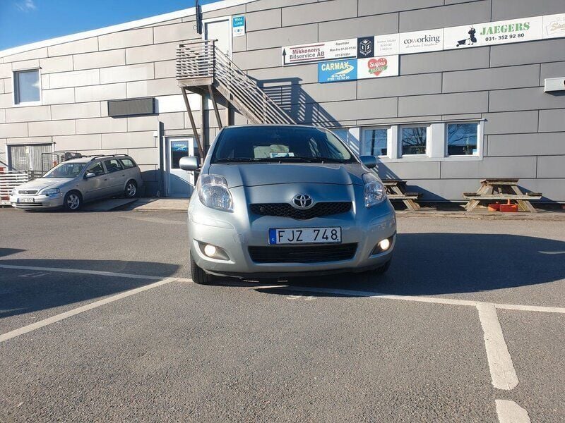 Grå Begagnad 2010 Toyota Yaris Halvkombi | 79 900 kr (Lite dyr) - Bild 1/4