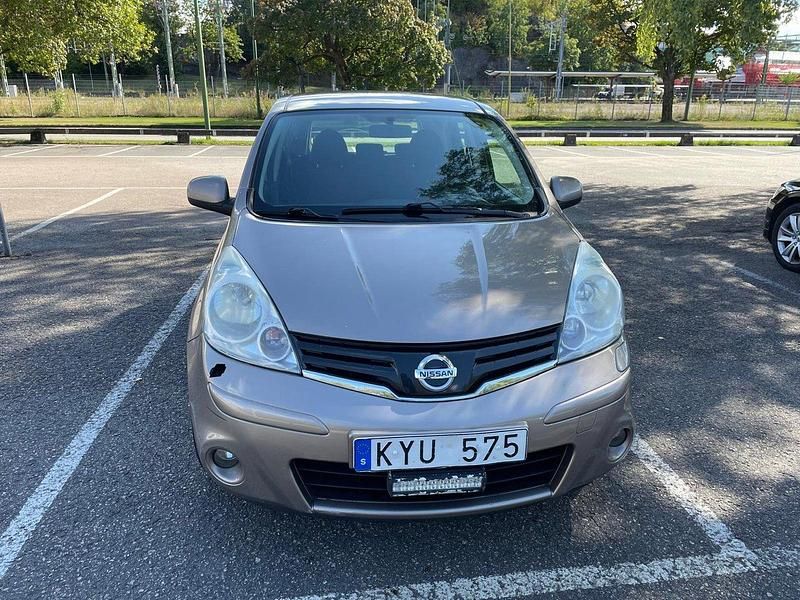 Brun Begagnad 2010 Nissan Note Minibuss | 25 000 kr (Marknadspris) - Bild 1/4
