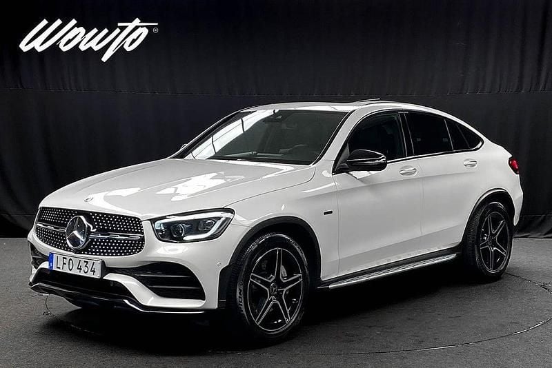 Vit Begagnad 2020 Mercedes GLC300e AMG Sportkupé | 499 800 kr (Marknadspris) - Bild 1/3