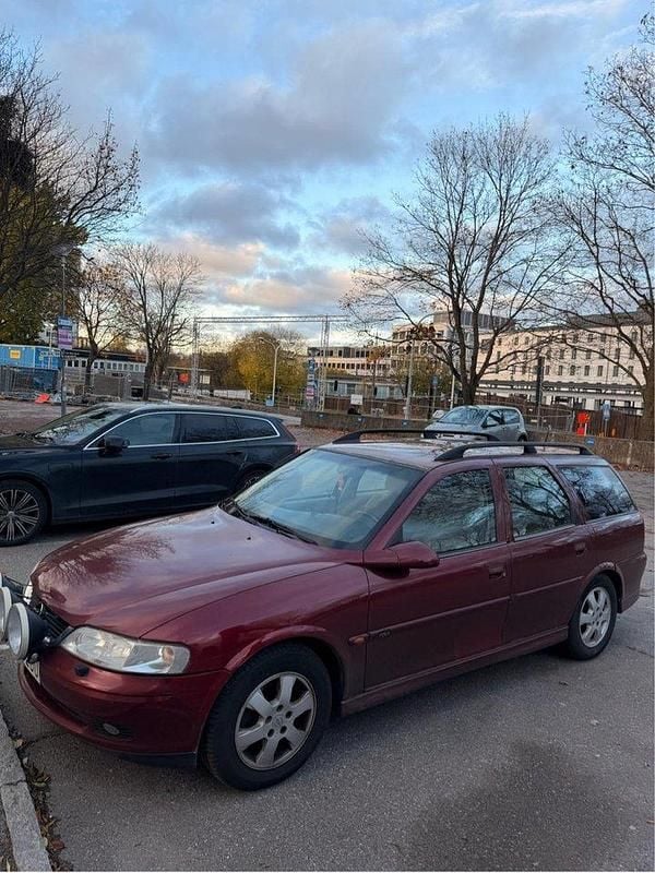 Röd Begagnad 2001 Opel Vectra Kombi | 12 500 kr - Bild 1/3