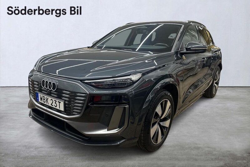 Grå Begagnad 2024 Audi Q6 e-tron Comfort SUV | 779 000 kr (Marknadspris) - Bild 1/4
