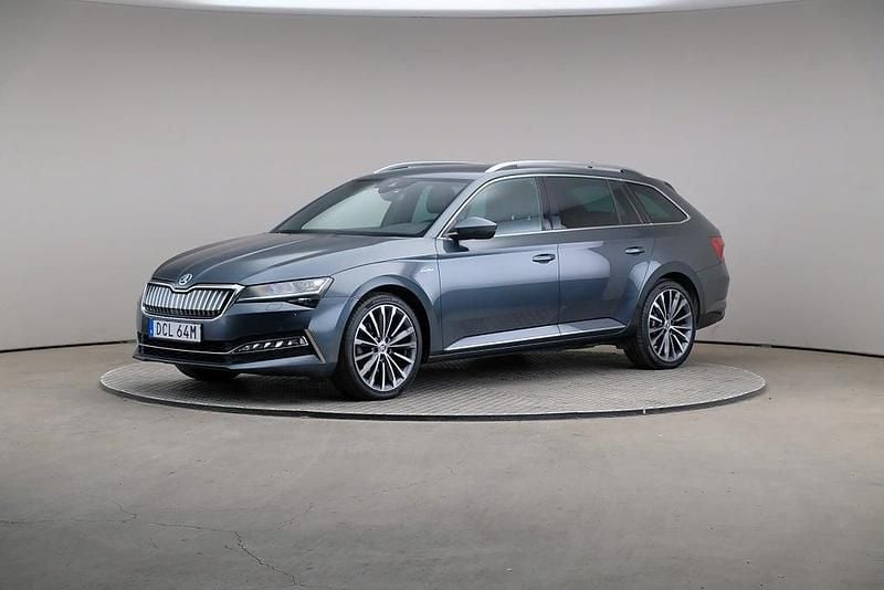 Grå Begagnad 2020 Skoda Superb LAURIN & KLEMENT Kombi | 265 000 kr (Marknadspris) - Bild 1/4