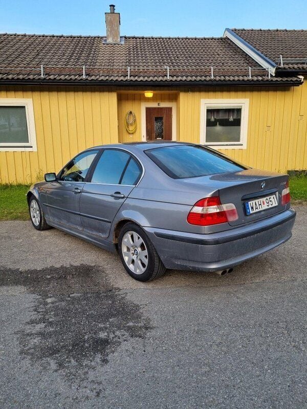 Grå Begagnad 2004 BMW 320 Sedan | 19 900 kr (Superpris) - Bild 1/4