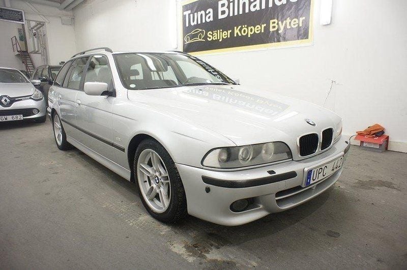 Ljusgrå (grå) Begagnad 2003 BMW 525 M Sport Kombi | 32 900 kr - Bild 1/4