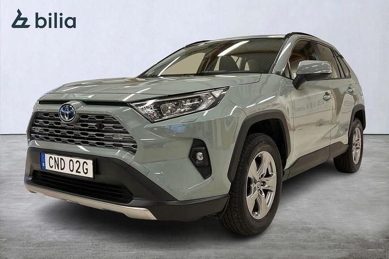 Grön Begagnad 2022 Toyota RAV4 Hybrid Active SUV | 339 900 kr (Marknadspris) - Bild 1/4
