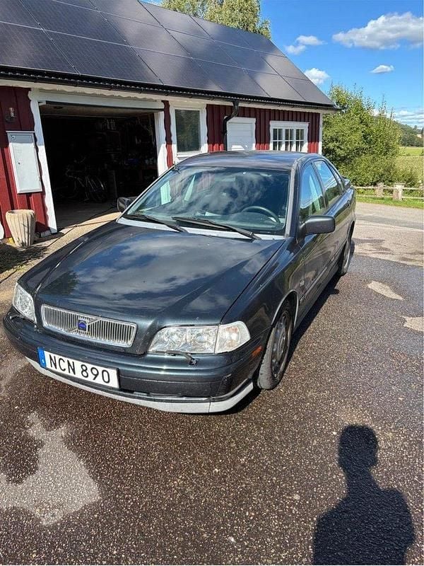 Svart Begagnad 2000 Volvo S40 Sedan | 10 000 kr (Bra pris) - Bild 1/4