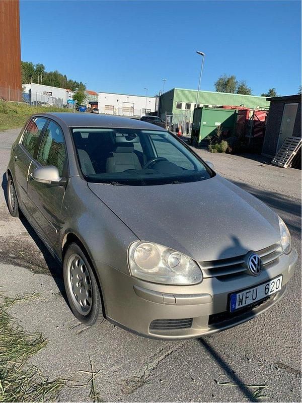 Brun Begagnad 2005 VW Golf IV Sportline Halvkombi | 15 000 kr (Lite dyr) - Bild 1/4