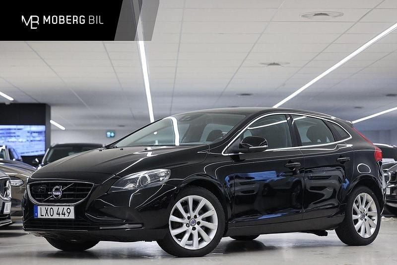 Svart Begagnad 2015 Volvo V40 Momentum Halvkombi | 189 900 kr (Lite dyr) - Bild 1/2