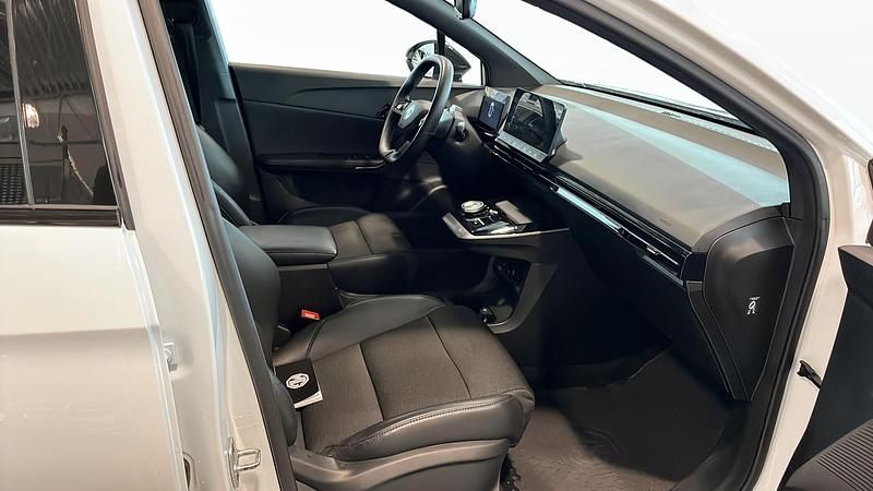 Begagnad MG MG4 EV Luxury 150 kW (204 HK) 2022 Vit Halvkombi