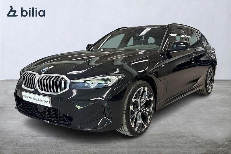 Svart Begagnad 2025 BMW 330 M Sport Kombi | 589 900 kr - Bild 1/4