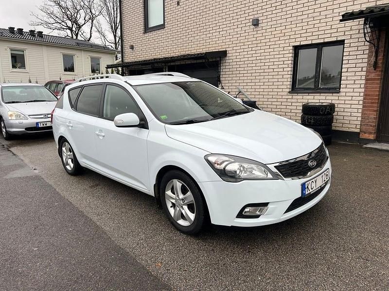 Vit Begagnad 2010 Kia Ceed Halvkombi | 49 900 kr (Marknadspris) - Bild 1/4