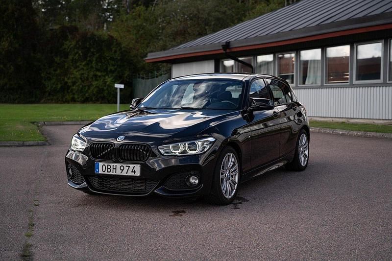 Svart Begagnad 2016 BMW 118 M Sport Halvkombi | 149 000 kr (Marknadspris) - Bild 1/4