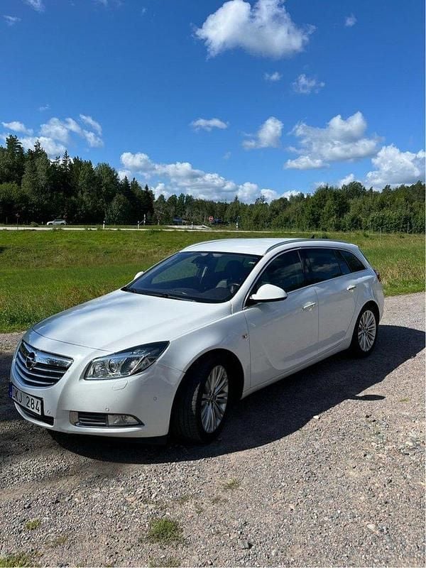 Vit Begagnad 2012 Opel Insignia Cosmo Kombi | 49 900 kr (Marknadspris) - Bild 1/4