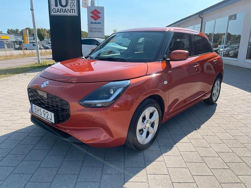Orange (flame orange) Begagnad 2024 Suzuki Swift Halvkombi | 229 900 kr (Lite dyr) - Bild 1/4