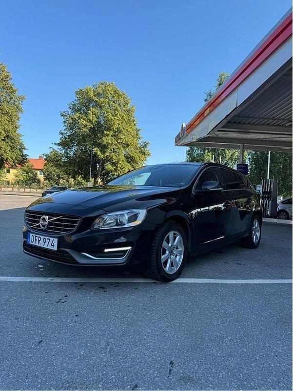 Svart Begagnad 2014 Volvo V60 Momentum Kombi | 149 000 kr (Marknadspris) - Bild 1/4