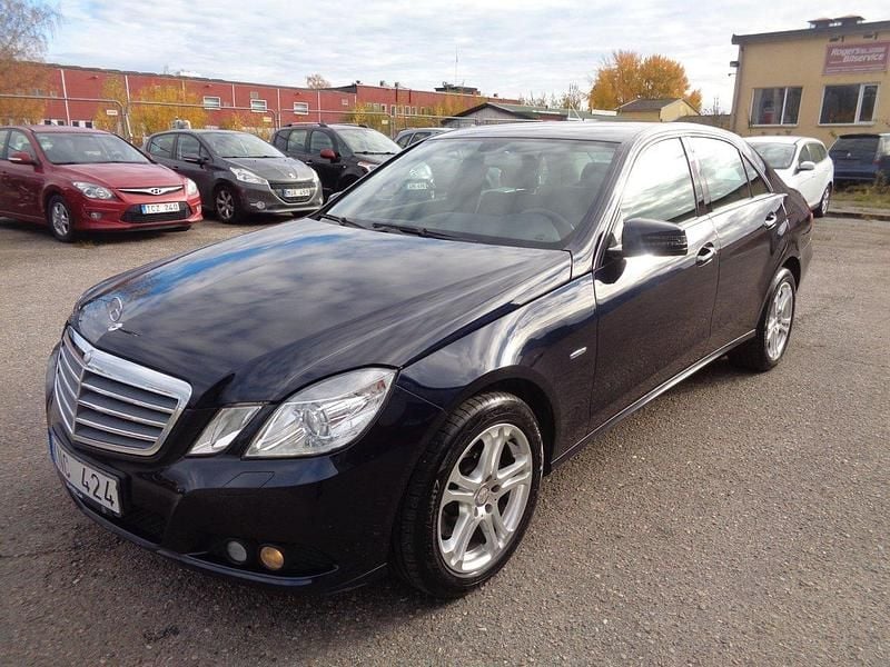 Mörkblå Begagnad 2009 Mercedes E250 Classic Sedan | 114 900 kr (Superpris) - Bild 1/4