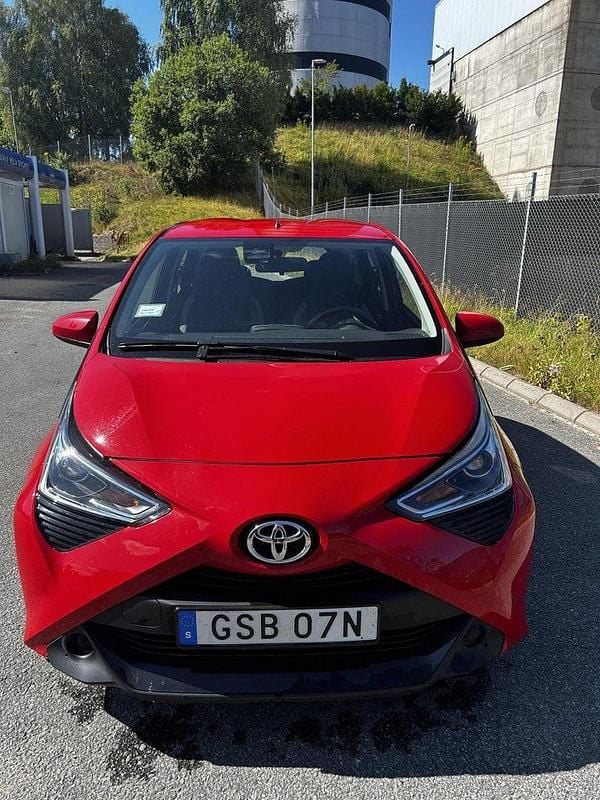 Röd Begagnad 2020 Toyota Aygo X-play Halvkombi | 122 000 kr (Lite dyr) - Bild 1/4