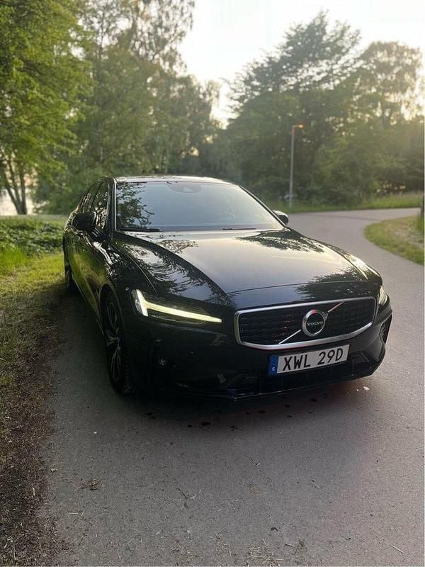 Svart Begagnad 2020 Volvo S60 R-Design Sedan | 304 900 kr (Marknadspris) - Bild 1/4