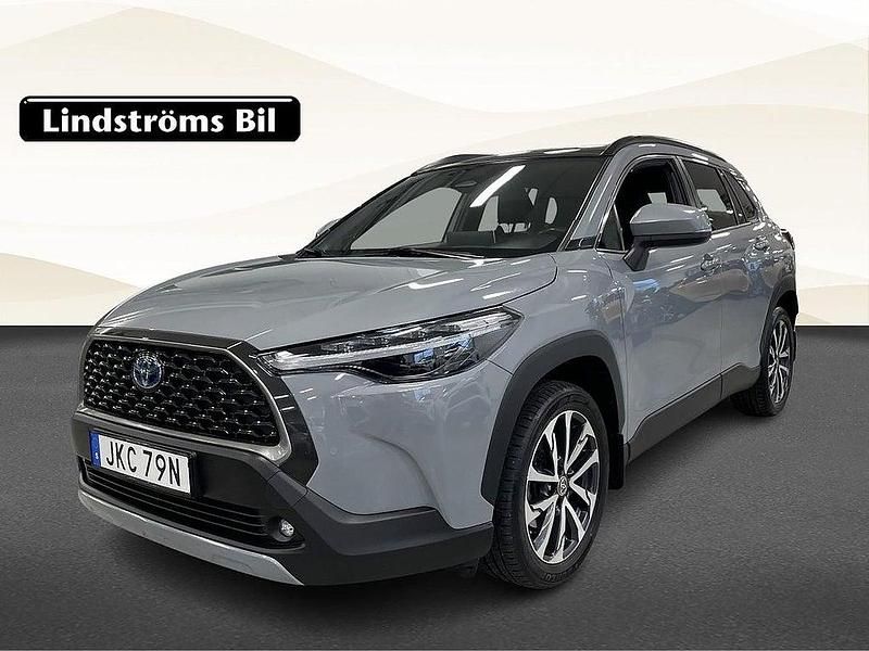 Grå Begagnad 2022 Toyota Corolla Cross Executive SUV | 369 000 kr (Marknadspris) - Bild 1/3