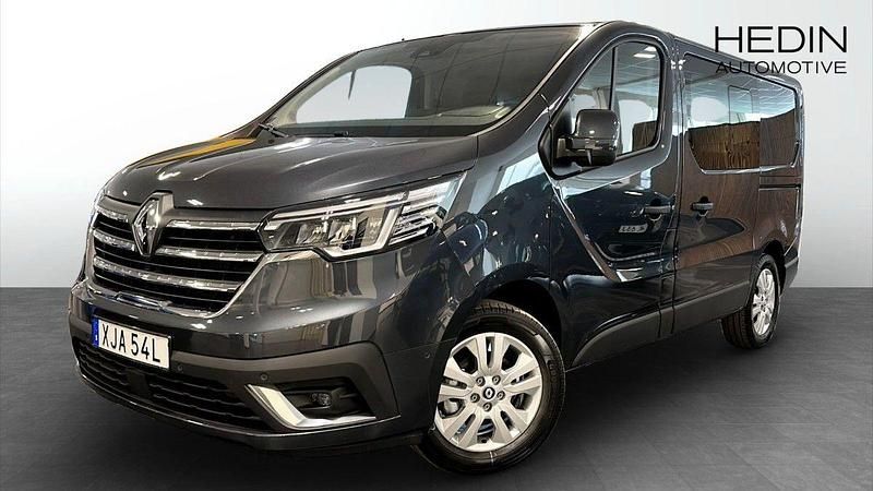 Grå (grey) Begagnad 2023 Renault Trafic Minibuss | 362 375 kr (Marknadspris) - Bild 1/4