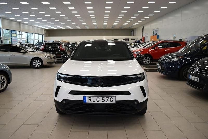 Vit Begagnad 2024 Opel Mokka GS Line SUV | 269 900 kr (Marknadspris) - Bild 1/4
