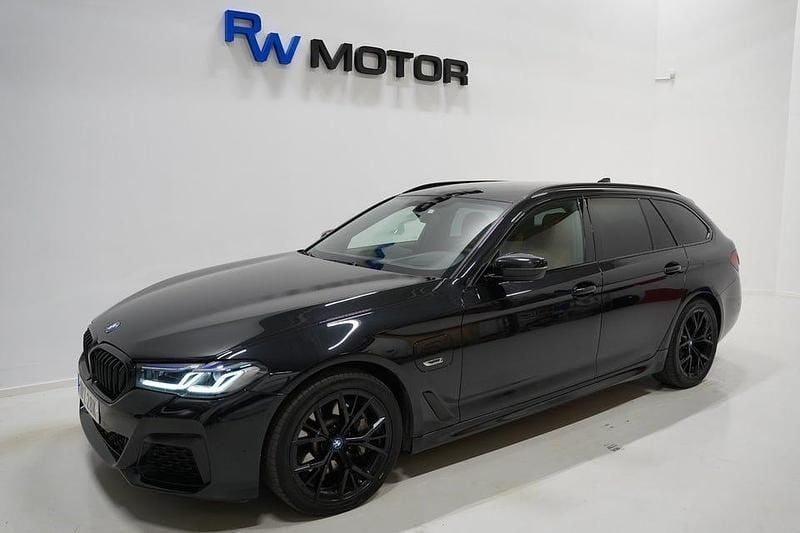 Svart Begagnad 2022 BMW 530 M Sport Kombi | 324 900 kr - Bild 1/4