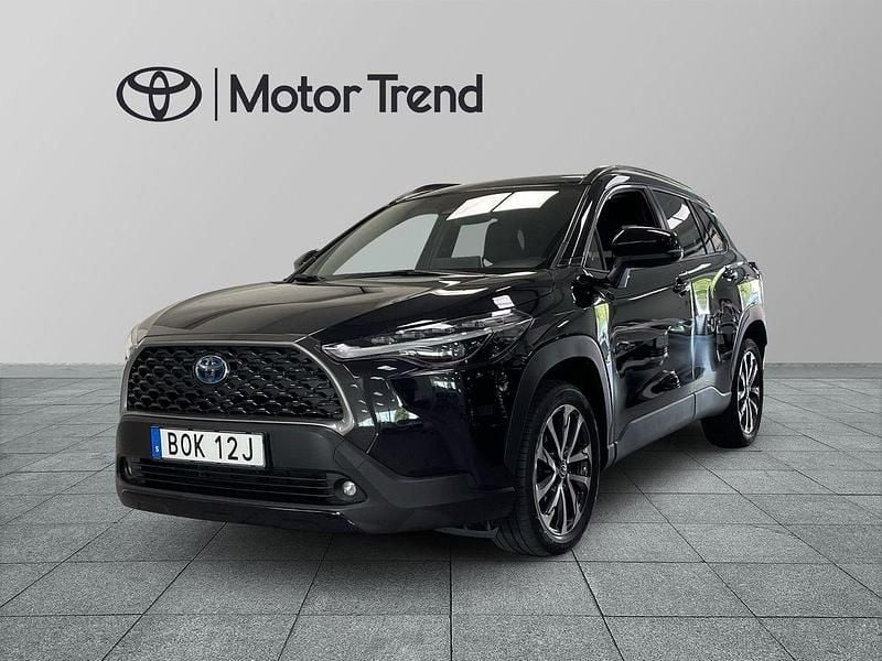 Svart Begagnad 2023 Toyota Corolla Cross Style SUV | 354 900 kr (Marknadspris) - Bild 1/3