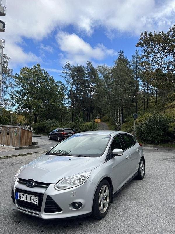 Grå Begagnad 2011 Ford Focus Trend Halvkombi | 58 000 kr (Marknadspris) - Bild 1/4