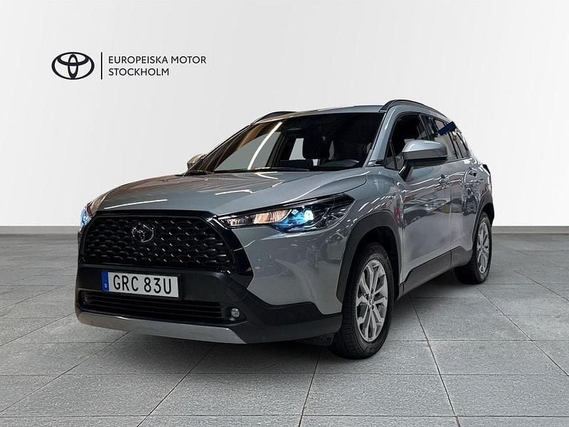 Grå Begagnad 2024 Toyota Corolla Cross Active SUV | 379 900 kr (Marknadspris) - Bild 1/4