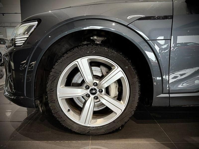 Begagnad Audi Q8 e-tron Proline 300 kW (408 HK) 2023 Grå SUV