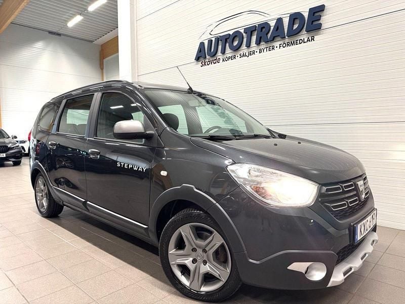 Mörkgrå (grå) Begagnad 2017 Dacia Lodgy Stepway Minibuss | 69 900 kr (Marknadspris) - Bild 1/4
