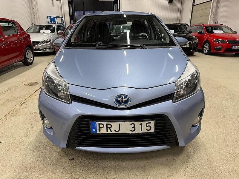 Ljusblå Begagnad 2013 Toyota Yaris Hybrid Active Halvkombi | 99 990 kr (Marknadspris) - Bild 1/4
