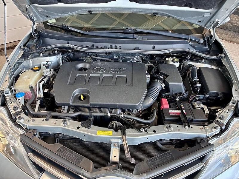 Begagnad Toyota Auris Active 132 HK (97 kW) 2012 Grå Halvkombi