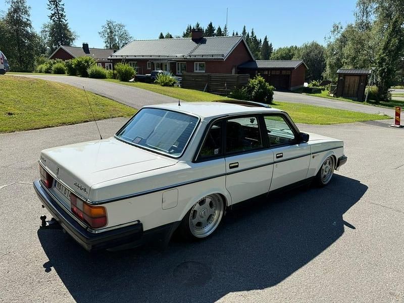 Begagnad 1988 Volvo 240 Sedan | 85 000 kr - Bild 1/4