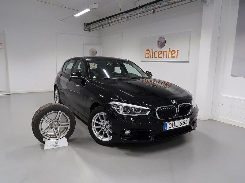 Svart Begagnad 2015 BMW 118 Sport Line Halvkombi | 179 900 kr (Marknadspris) - Bild 1/3