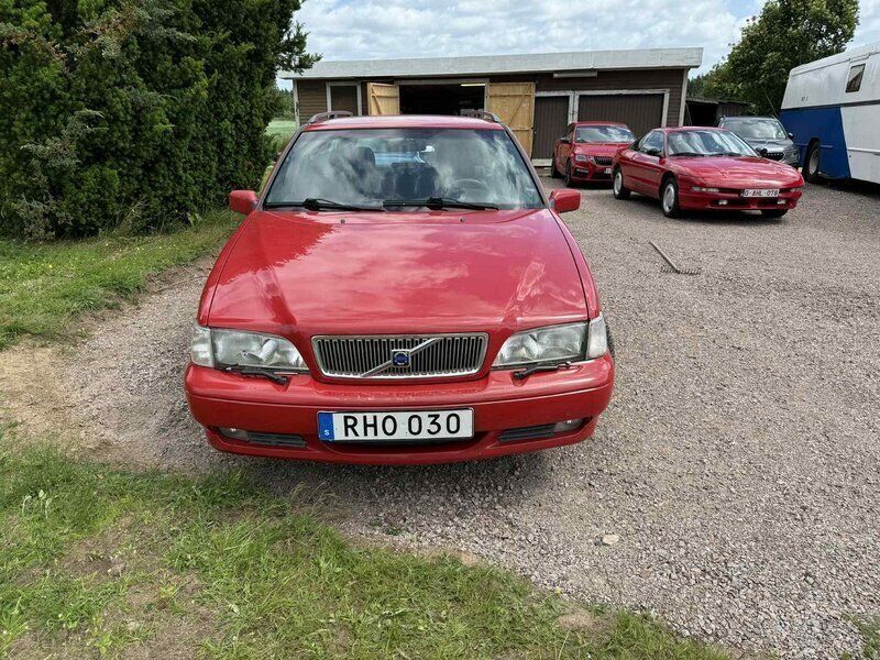 Röd Begagnad 2000 Volvo V70 Standard Kombi | 2 000 kr (Superpris) - Bild 1/2