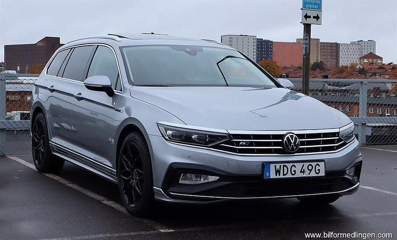 Silver samma som bilen Begagnad 2020 VW Passat R-line Kombi | 259 900 kr (Marknadspris) - Bild 1/4