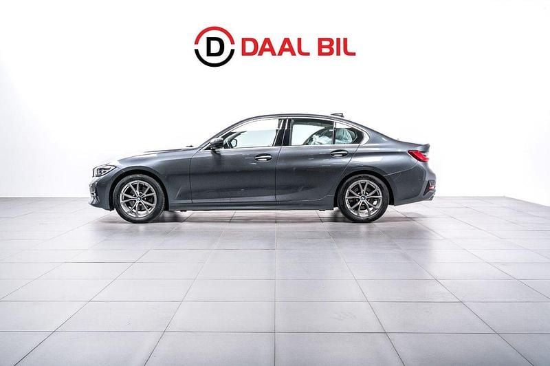 Grå Begagnad 2019 BMW 320 Sport Line Sedan | 264 700 kr (Bra pris) - Bild 1/4
