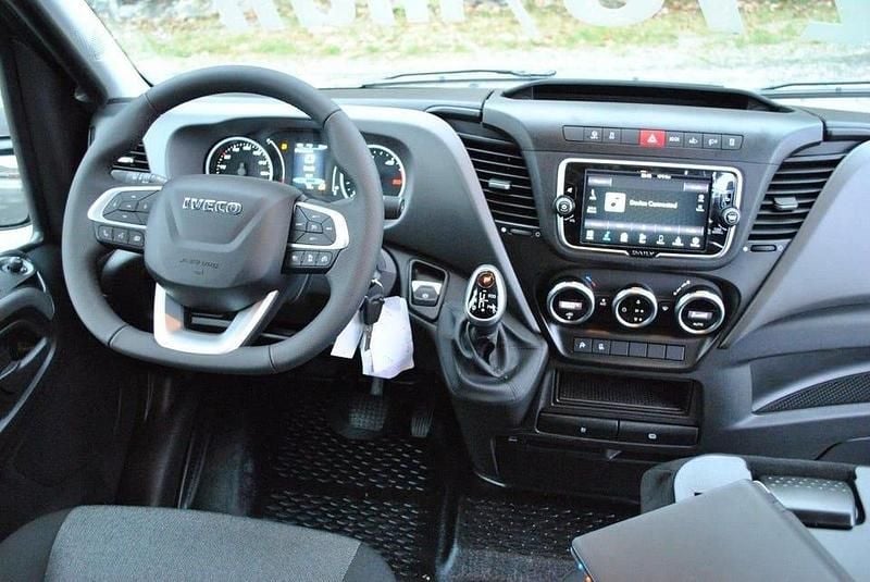 Ny Iveco Daily 180 HK (132 kW) 2025 Grå Van