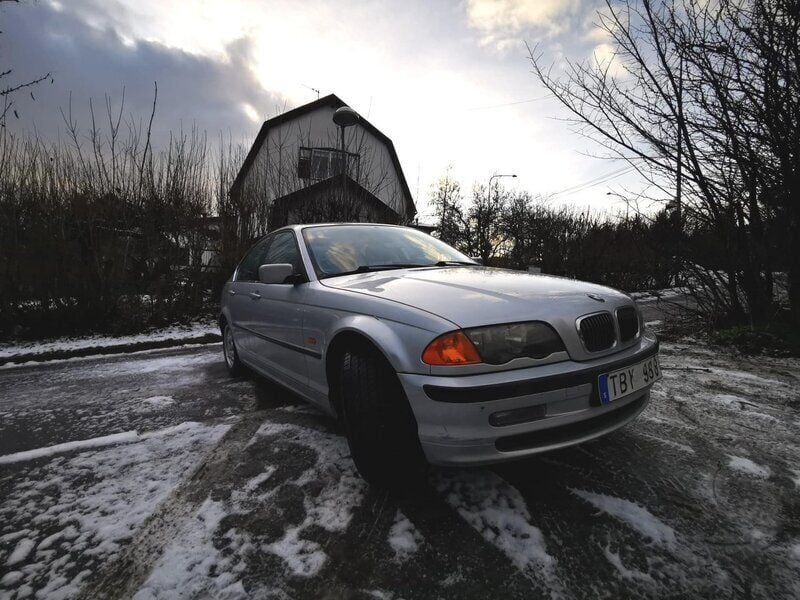 Grå Begagnad 2001 BMW 320 Comfort Edition Sedan | 36 000 kr - Bild 1/4