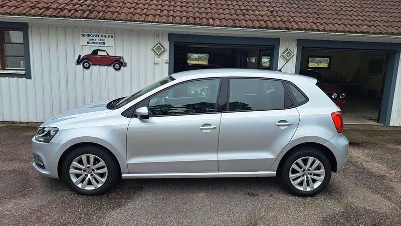Silver Begagnad 2017 VW Polo Comfortline Halvkombi | 95 000 kr (Marknadspris) - Bild 1/4