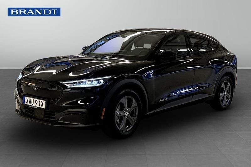 Svart Begagnad 2022 Ford Mustang Mach-E Standard Range SUV | 339 000 kr (Bra pris) - Bild 1/4