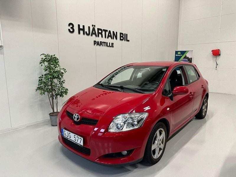 Röd Begagnad 2009 Toyota Auris Halvkombi | 59 900 kr (Marknadspris) - Bild 1/4