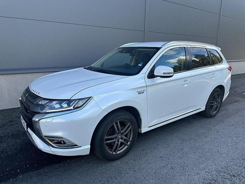 Vit Begagnad 2019 Mitsubishi Outlander P-HEV Comfort Edition SUV | 139 000 kr (Dyr) - Bild 1/4