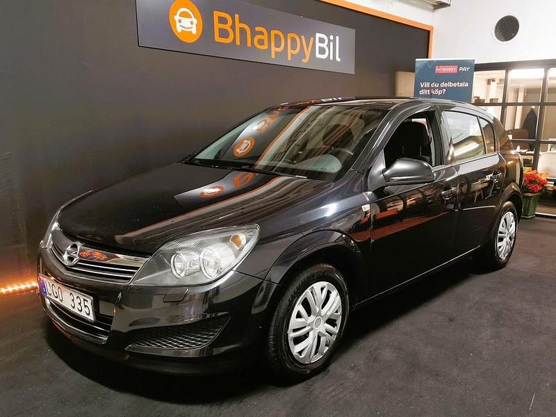 Svart Begagnad 2012 Opel Astra Enjoy Halvkombi | 37 900 kr (Marknadspris) - Bild 1/4