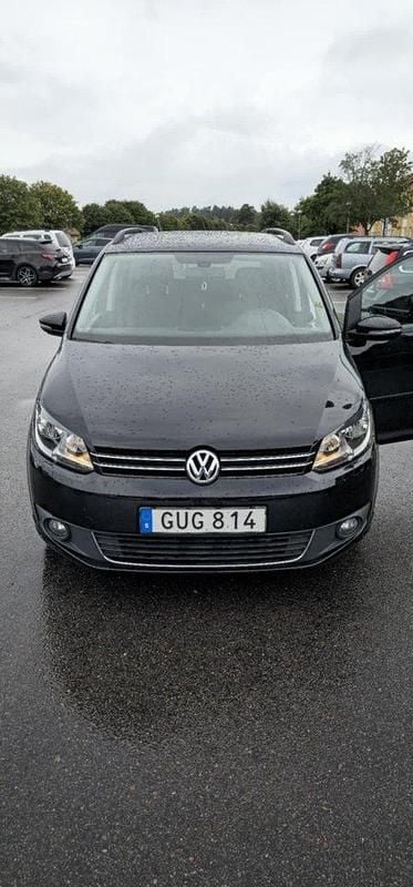 Svart Begagnad 2015 VW Touran Minibuss | 125 000 kr (Marknadspris) - Bild 1/4